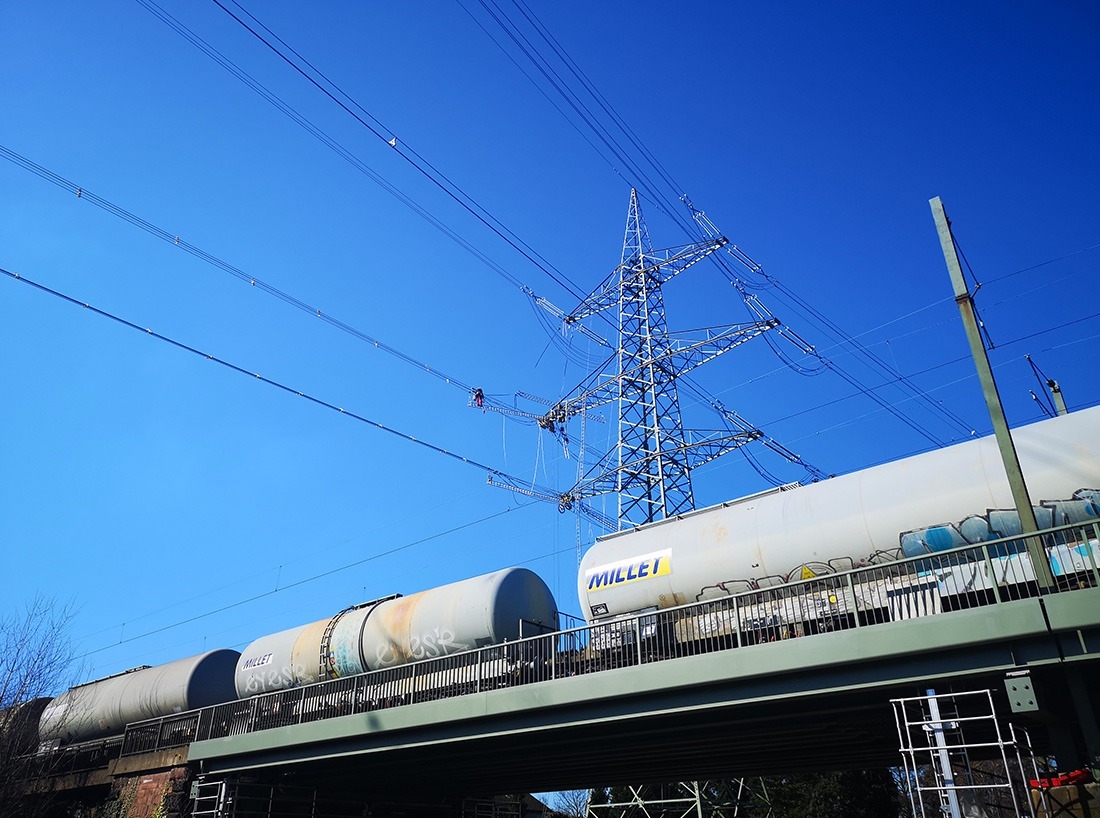 bbpneo_railing_deutsche_bahn_freileitungskreuzungen_ingenieure_am_gleis